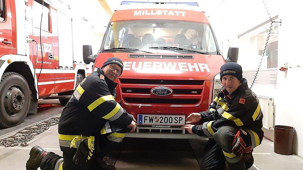 Roland Marchetti und Hannes Zeber montierten das erste FW-Kennzeichen im Bezirk Spittal