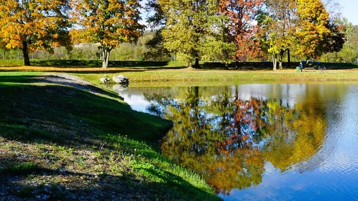 Am Badesee Wildon gab es prachtvoll-bunte Spiegelungen zu sehen.