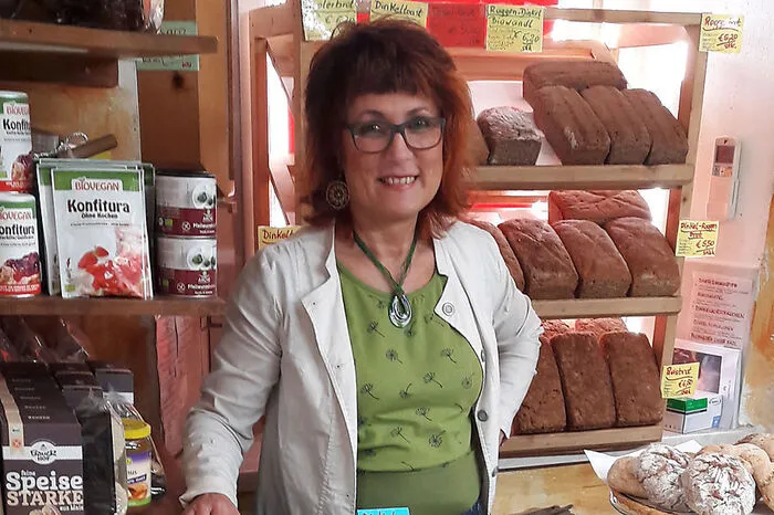 Ursula und Thomas Gratt betreiben die Knospe in der St.-Peter-Hauptstraße 36 bereits seit 25 Jahren. Von eigenem Getreide bis Gemüselaibchen als Snack zwischendurch ist alles da, was das vegetarische Herz begehrt. Fleisch gibt es in diesem Laden nicht, Fisch allerdings schon. Anzutreffen ist das Ehepaar unter der Woche von 8.15 bis 18.30 Uhr, samstags bis 13 Uhr.