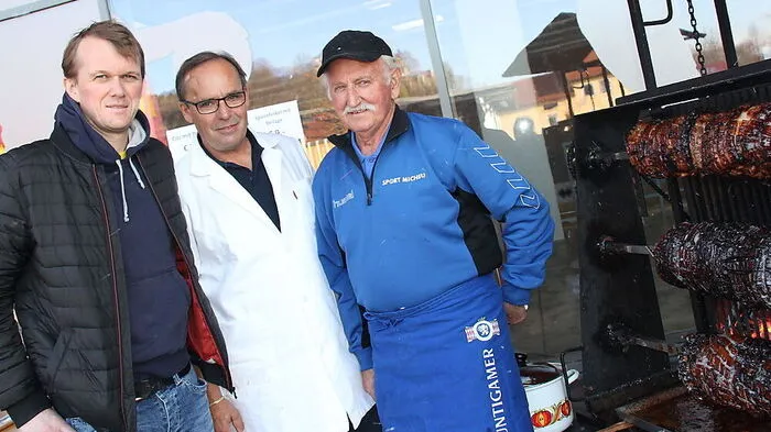 Bei den Spielen wird gegrillt: Obmann Daniel Thaler (links), Grillmeister Josef Jenitsch und Alois Pitschko