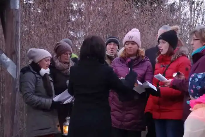 Entlang des Weges vom Kindergarten in den Wald wurde an vier Stationen gesungen und musiziert.