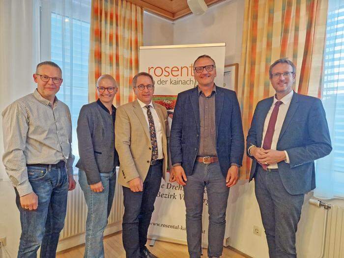 Der Gemeindevorstand Thomas Langmann (Kassier), Martina Weixler (Vize-Bürgermeisterin) und Johannes Schmid (Bürgermeister) mit Stefan Edler (Bioenergie Köflach) und Roland Matous (E.GON)