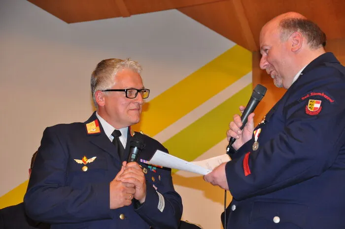 Im Rahmen der Veranstaltung wurde auch die neue CD des Feuerwehr chors präsentiert.