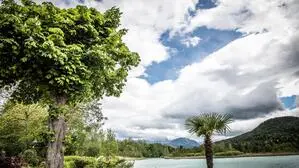 Mix aus Sonne und Wolken über dem Wörthersee