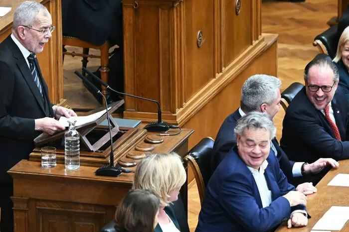 Die Regierungsmitglieder lauschten direkt vor dem Redner