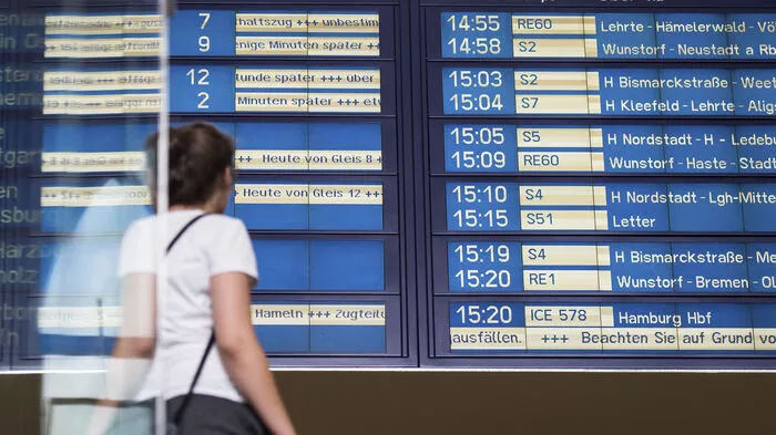 Nach heftigen Unwettern in der Nacht ist der Bahnverkehr in Teilen Deutschlands unterbrochen. Die wichtige Ost-West-Fernverkehrsstrecke zwischen Berlin und Düsseldorf war seit den frühen Morgenstunden wegen Unwetterschäden zwischen Bielefeld und Gütersloh gesperrt, wie die Deutsche Bahn mitteilte. Die Züge wurden umgeleitet. Auch zwischen Hamburg und Hannover fuhr zunächst weiter kein Zug.