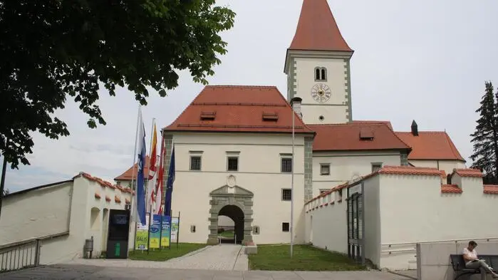 Zu sehen ist ein älteres Gebäude