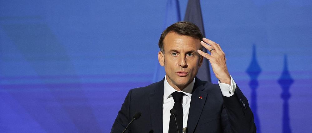 Frankreichs Präsident Emmanuel Macron an einem Rednerpult vor einer EU-Flagge | „Europa muss das, was ihm am Herzen liegt, verteidigen können - mit seinen Verbündeten, wenn sie dazu bereit sind, aber auch allein, wenn es nötig ist“, sagte Emmanuel Macron.