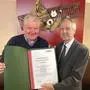 Wolfgang Lippe (l.) nahm die Ehrenurkunde von WK-Regionalstellenobmann Günther Stangl entgegen