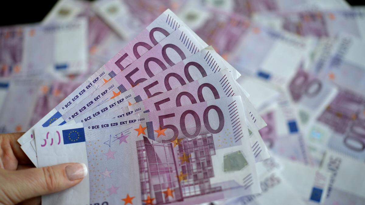 In Summe werden 500 Euro überwiesen, dazu kommen noch Anpassungen von Sozialleistungen 