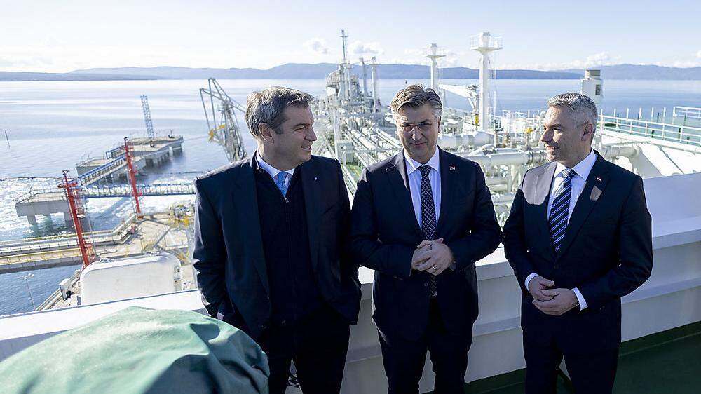 Bayerns Ministerpräsident Markus Söder, der kroatische Regierungschef Andrej Plenković und Bundeskanzler Karl Nehammer beim LNG-Terminal auf der Insel Krk