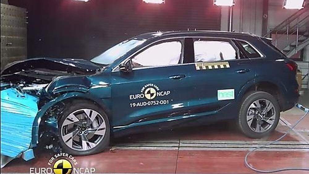 Der elektrische Audi e-tron im Crashtest