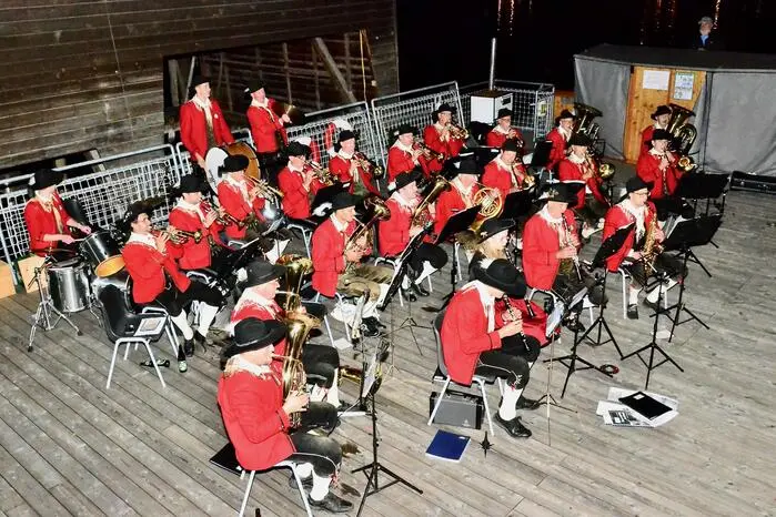 Es war schon finster, als das Musikfloß unter den Klängen des Bozener Bergsteigermarsches an der Techendorfer Brücke anlegte.
