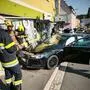 Ein Pkw krachte am Montagnachmittag in ein Geschäft in St. Stefan im Rosental. Der Lenker wurde unbestimmten Grades verletzt