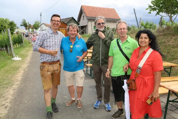 Es handelt sich dabei um den TAU-Weg, der durch die einzelnen Weinrieden führt