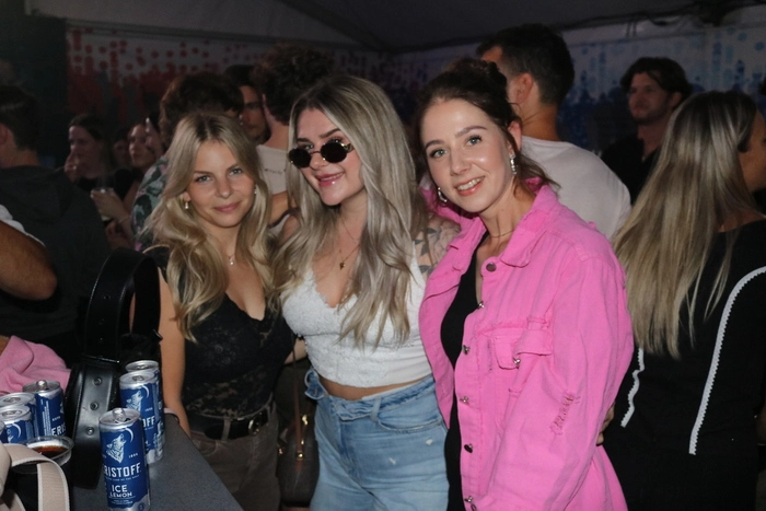 Diese Damen unterhielten sich vorzüglich bei DJ-Klängen.