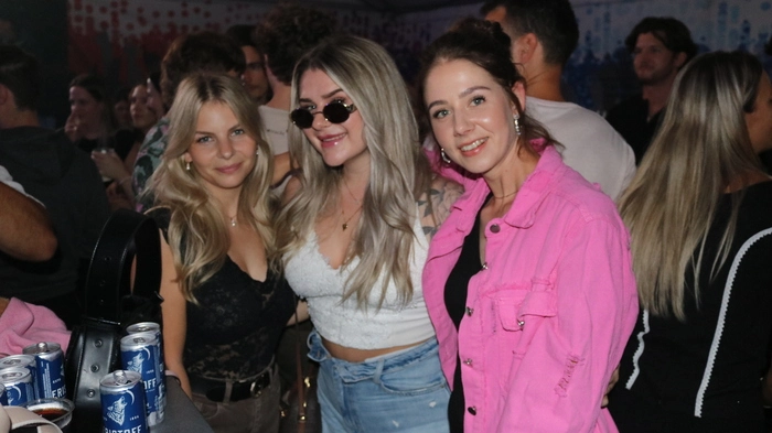 Diese Damen unterhielten sich vorzüglich bei DJ-Klängen.