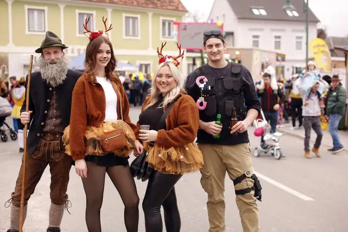 Das kunterbunte Treiben lockte zahlreiche Besucherinnen und Besucher auf die Straße.