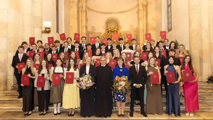 Schüler und Lehrer stehen für ein Gruppenbild zusammen