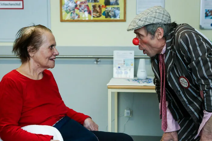 Manche Patienten machen es Doktor Tube leicht und begrüßen ihn mit einem breiten Lächeln, das das sonst stumme Gesicht verändert. 