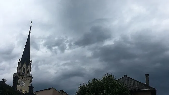 Über Villach türmen sich die Gewitterwolken