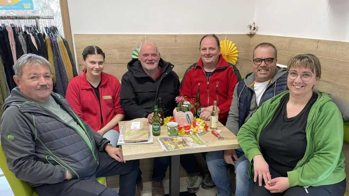 Die Nachricht hebt die Stimmung beim „Nah & Frisch“ in Hohentauern. Von links: Peter Kandler, Nadine Painhapp, Josef Köberl, Erwin Gattringer, Peter Haslinger, Cornelia Gattringer