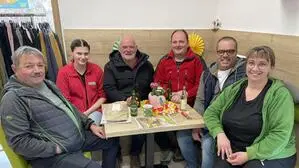 Die Nachricht hebt die Stimmung beim „Nah & Frisch“ in Hohentauern. Von links: Peter Kandler, Nadine Painhapp, Josef Köberl, Erwin Gattringer, Peter Haslinger, Cornelia Gattringer