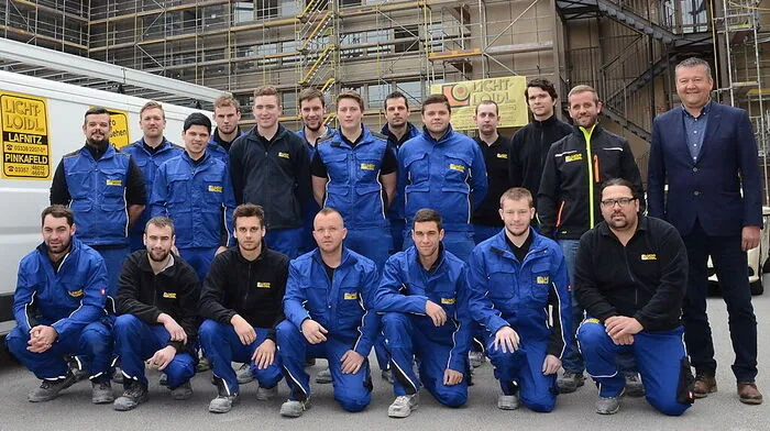 Das Montageteam mit Firmenchef Bernhard Loidl (rechts) in Berlin