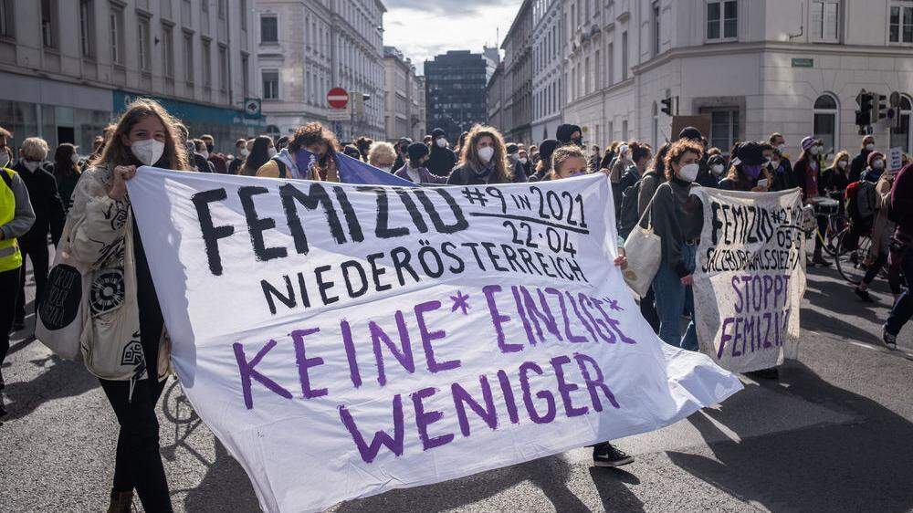 &quot;Keine einzige weniger&quot; war der Titel der Demonstration in Graz: Hier gingen Frauen schon zum zweiten Mal nach Femiziden auf die Straße