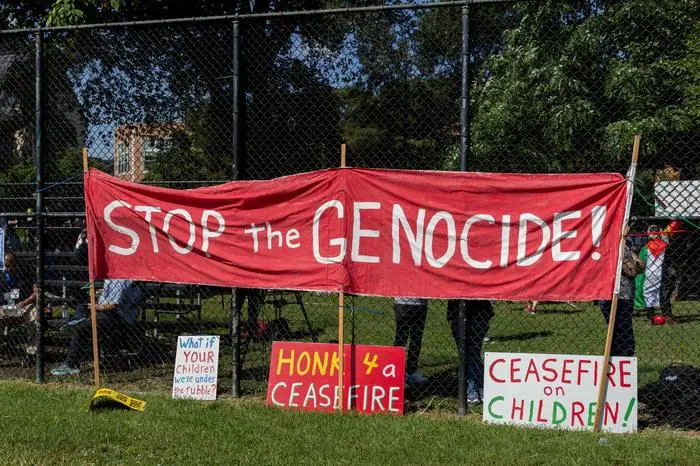 IL: March on the DNC Several banners and signs used by protesters during the March on the DNC in Chicago, IL on Monday, Aug. 19, 2024. Thousands of protesters marched close to the Democratic National Convention to Israels war in Gaza and the United Statess support for Israel. Chiago Illinois USA NOxUSExINxGERMANY PUBLICATIONxINxALGxARGxAUTxBRNxBRAxCANxCHIxCHNxCOLxECUxEGYxGRExINDxIRIxIRQxISRxJORxKUWxLIBxLBAxMLTxMEXxMARxOMAxPERxQATxKSAxSUIxSYRxTUNxTURxUAExUKxVENxYEMxONLY Copyright: xCarlosxBerríosxPolancox Editorial use only sipausa_55358300