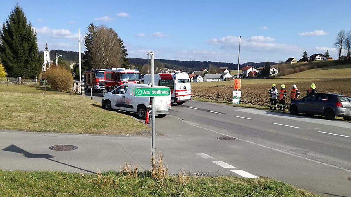 Die Unfallstelle mit den beiden beteiligten Fahrzeugen