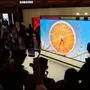 Samsung präsentierte im Vorfeld der CES auch neue Technik für Fernseher, darunter ein Gerät mit einer Bildschirmdiagonale von 130 Zoll (ca. 330 cm). Das Display des TV-Riesen arbeitet mit der sogenannten Micro-RGB-Technik. 