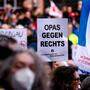 Demonstranten heben das Schild „Opas gegen rechts“ hoch | Rechts wird zusehends zum Synonym für rechtsextrem