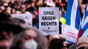 Demonstranten heben das Schild „Opas gegen rechts“ hoch | Rechts wird zusehends zum Synonym für rechtsextrem