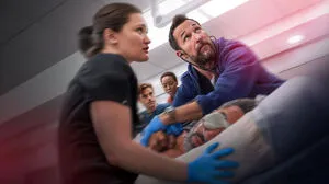 Arbeiten am Limit: Isa Briones und Noah Wyle in „The Pitt“ 