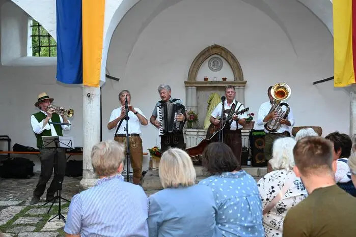 Musikalische Unterstützung erhielt der Chor an diesem Festabend vom Kärntner Quintett unter der Leitung von Albert Jobstl, das mit seinen Darbietungen für zusätzliche musikalische Höhepunkte sorgte.