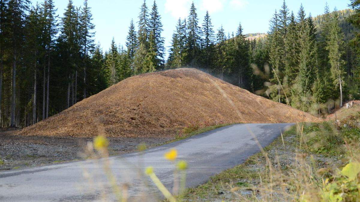 Über den Sommer wurde Schnee unter einer dicken Hackschnitzelschicht konserviert