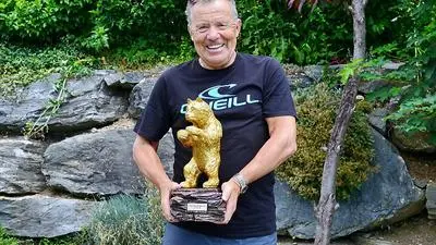 Eine seiner „schönsten“ Auszeichnungen, Schineggers „Petzenbär“