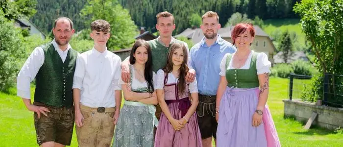 Eine siebenköpfige Familie in festlicher Trachtenkleidung