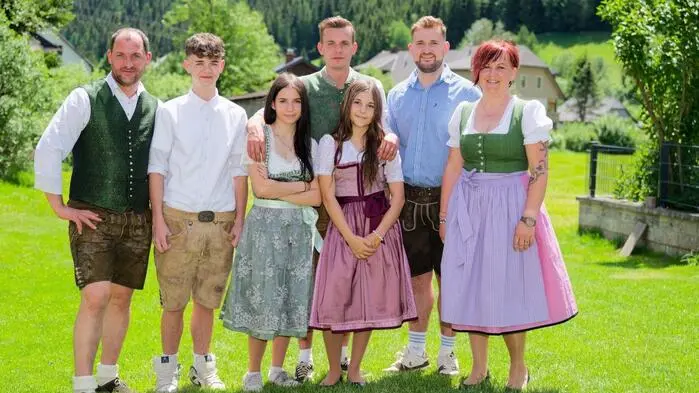 Eine siebenköpfige Familie in festlicher Trachtenkleidung