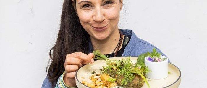 Daniela Sternad ist im neuen Magazin „Unsere liebsten Frühlings- und Sommergerichte“ mit einem Rezept für „Unkrautlaibchen“ vertreten 