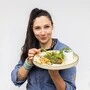 Sternad Daniela mit ihren „Unkrautlaibchen“, ein Rezept im neuen Magazin