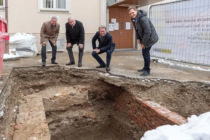 Vize-LH Land, Landeshauptmann Schützenhöfer und Landesrat Drexler ließen sich die Fundstellen im Grazer Burghof von Grabungsleiter Mele zeigen.