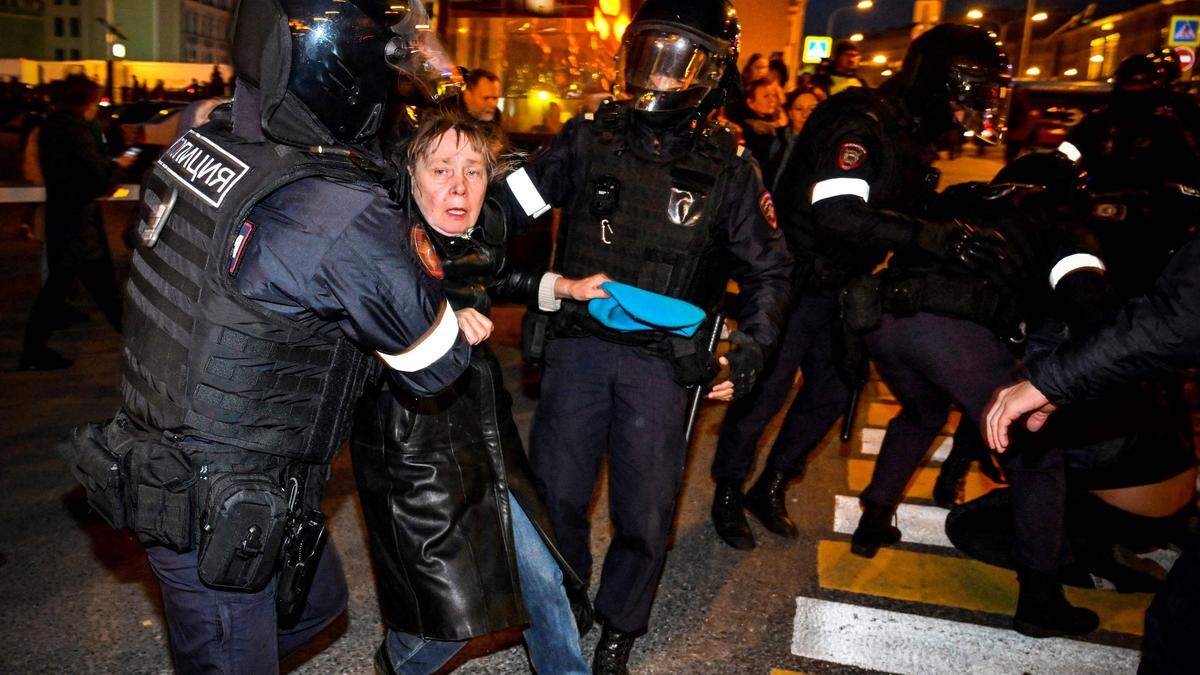 Die Angst geht um: Bei Protesten in Moskau und in 30 anderen Städten Russlands kam es zu mindestens 1310 Festnahmen 