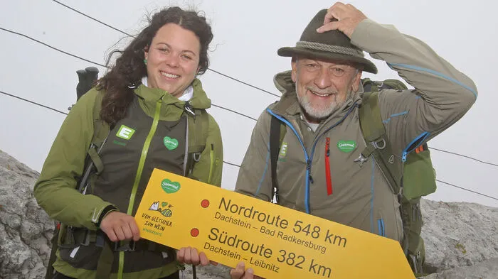 Start ins Abenteuer: Die zwei Superwanderer Martina Traisch und Manfred Polansky machten sich am Samstag auf den Weg ins Abenteuer.