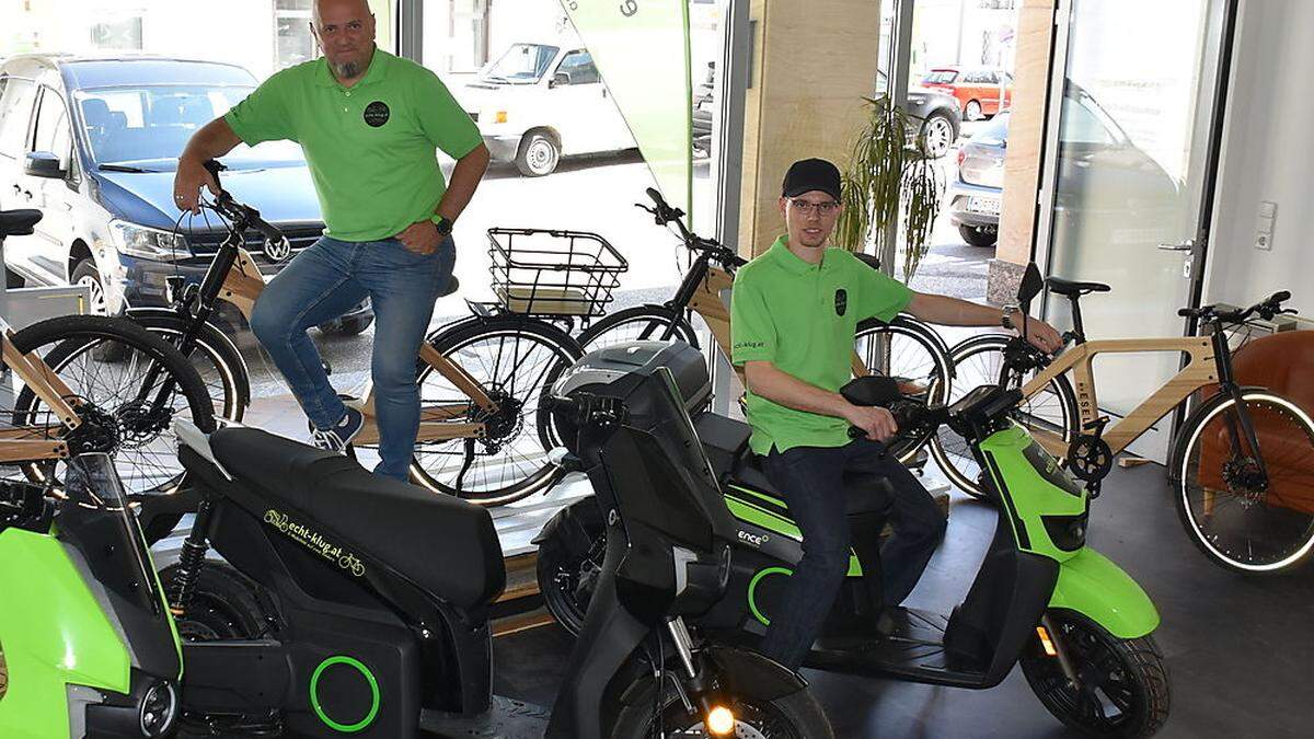 Paul Mairitsch und Samuel Klug (von links) haben sich auf E-Bikes und E-Roller spezialisiert