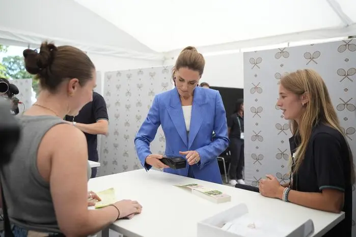 Die Prinzessin verteilt Tagespässe und hilft kurzerhand an der Kassa mit.