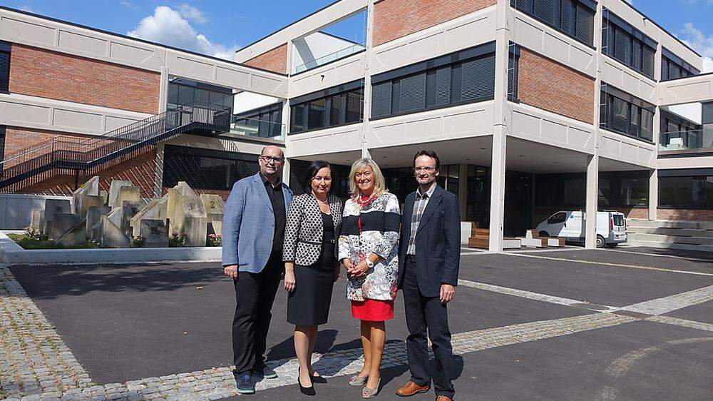 Die Direktoren Gunter Wilfinger (Borg), Edith Kohlmeier (HAK) und  Ewald Reisinger-Götschl (HLW) mit Landesschulratspräsidentin Elisabeth Meixner (2.v.l.)