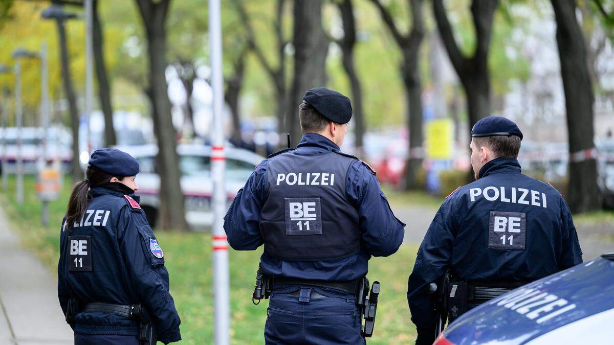 Einsatzkräfte der Polizei fanden am Freitag, 22. November 2024 das verschwundene Baby tot in einem Mülleimer