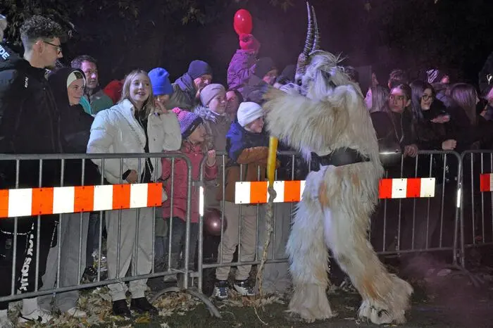 LOKAL ,2024- 11-17, Villach Wasenboden  3. Familien-Krampustag  Manhattan Teifl 
im Bild:illach Wasenboden  3. Familien-Krampustag  Manhattan Teifl 
Credit Photo by:Hermann Sobe 